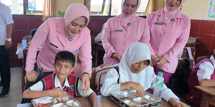 Ketua Bhayangkari Cabang Lampung Selatan Tinjau Program Makan Bergizi di TK Kemala Bhayangkari dan SDN 2 Way Urang, Pastikan Nutrisi Anak Terjaga