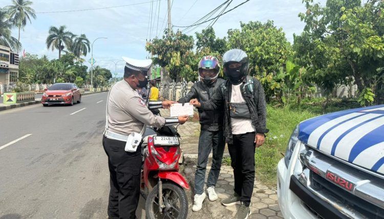 Operasi Zebra Krakatau 2025 Hari Kesembilan, Polres Tanggamus Tegur 37 Pengendara di Jalinbar Kota Agung