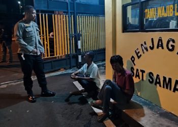 Pamapta Polres Tanggamus Tangani Pria Tergeletak di Jalan