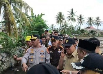Bikin Heboh! Tanggul Kali Bego Jebol, Banjir Rendam Rumah Warga Kapuran Tanggamus