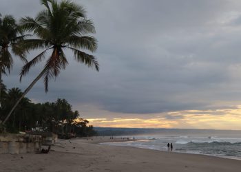 Pantai Mandiri Pesisir Barat Sajikan Sunrise dan Sunset Sekaligus