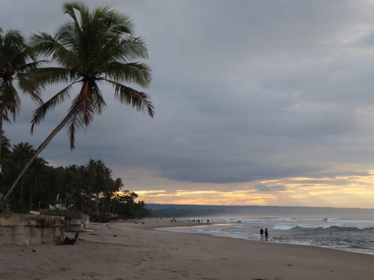 Pantai Mandiri Pesisir Barat Sajikan Sunrise dan Sunset Sekaligus
