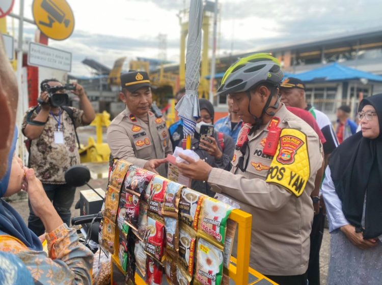Ngupi Pai Puakhi, Sentuhan Humanis Polisi di Nataru Bakauheni