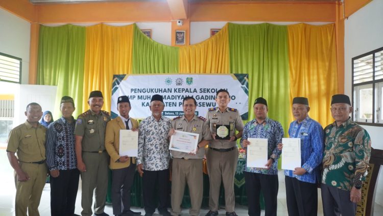 Pemerintah Pastikan Kepastian Hukum Wakaf, Tiga Sertipikat Diserahkan ke SMP Muhammadiyah Gading Rejo