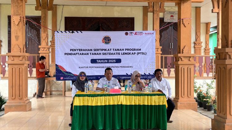 Wates Timur dan Tambahrejo Barat Terima 310 Sertipikat PTSL