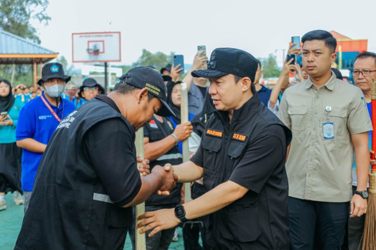 Pemprov dan Pemkot Gelar Aksi Bersih Serentak di Pulau Pasaran