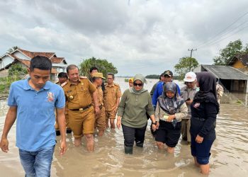Jembatan Belum Terbangun, Pelajar Lampung Timur Terpaksa Naik Getek