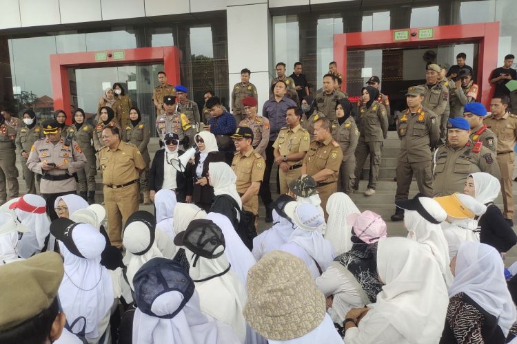 Ketika Kebijakan Gagal, Guru Pensiunan dan Murid SMA Siger Jadi Korban