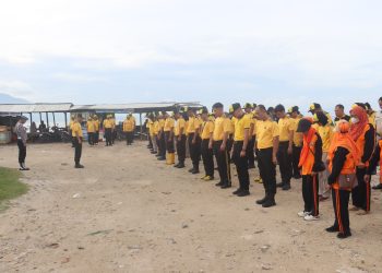 Bersih-Bersih Pantai Batu Rame, Polisi Jadi Contoh Peduli Lingkungan