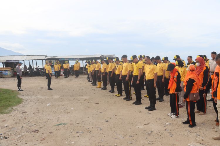 Bersih-Bersih Pantai Batu Rame, Polisi Jadi Contoh Peduli Lingkungan