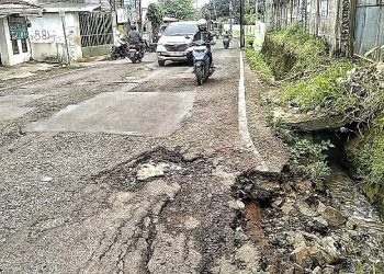 Warga Soroti Jalan Palapa Rusak, Anggaran Pemkot Jadi Perdebatan