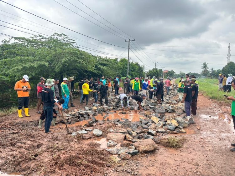 Gotong Royong Warga dan Respons Pemerintah Jadi Model Penanganan Jalan Rusak