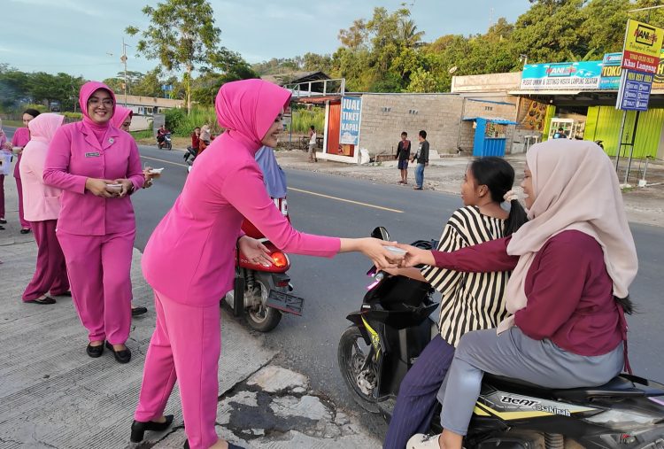 Bhayangkari Lampung Selatan Hadir di Pelabuhan Bakauheni, Berbagi untuk Sesama