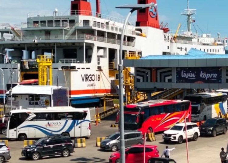 Pelabuhan Merak Dipadati Pemudik, Total Kendaraan Naik 13,7 Persen