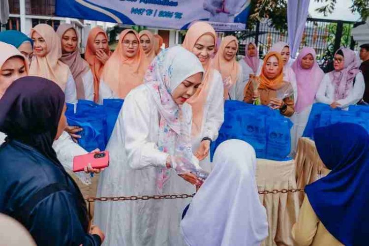 Berbagi Takjil, TP. PKK dan DWP Provinsi Lampung Hadirkan Kebahagiaan untuk Masyarakat