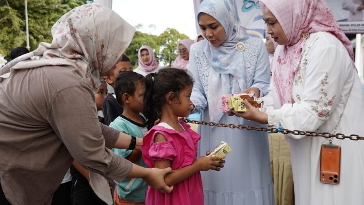 TP. PKK, DWP, dan OPD Lampung Bersinergi Bagikan Ratusan Takjil untuk Masyarakat