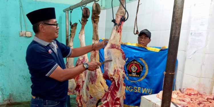 Sambut Idulfitri, PWI Pringsewu Berbagi Daging, Bingkisan, dan THR