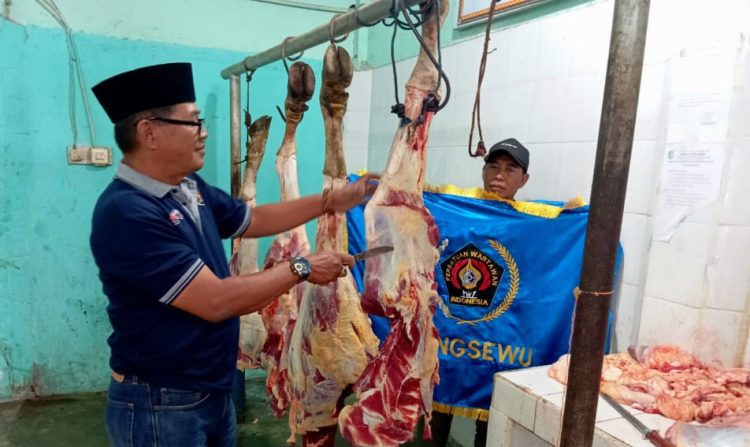 Sambut Idulfitri, PWI Pringsewu Berbagi Daging, Bingkisan, dan THR