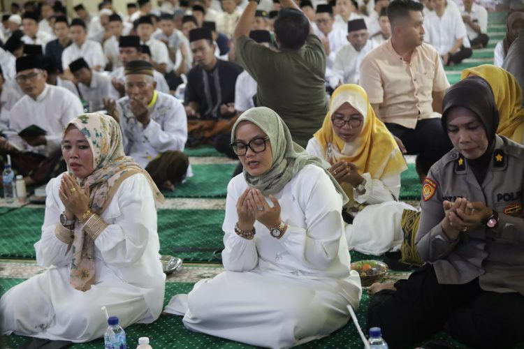 Pemkab Lampung Timur Gelar Mengaji Akbar, 100 Khataman Al-Qur’an Tercapai