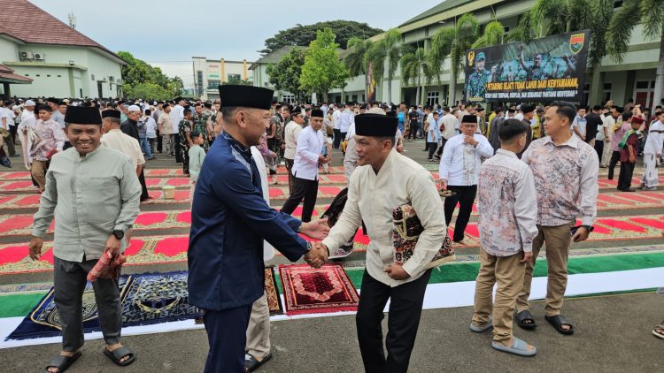 Kodam Raden Inten Dipenuhi Jamaah, Pangdam Gelar Salat Id hingga Halal Bihalal
