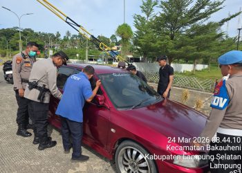 Tak Pakai Alat Canggih, Polisi Ini Buka Mobil Terkunci dengan Cara Unik