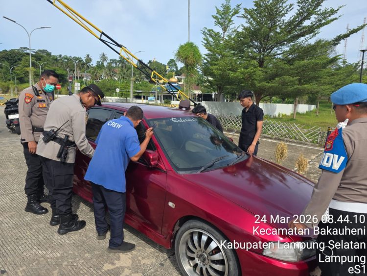 Tak Pakai Alat Canggih, Polisi Ini Buka Mobil Terkunci dengan Cara Unik