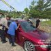 Tak Pakai Alat Canggih, Polisi Ini Buka Mobil Terkunci dengan Cara Unik