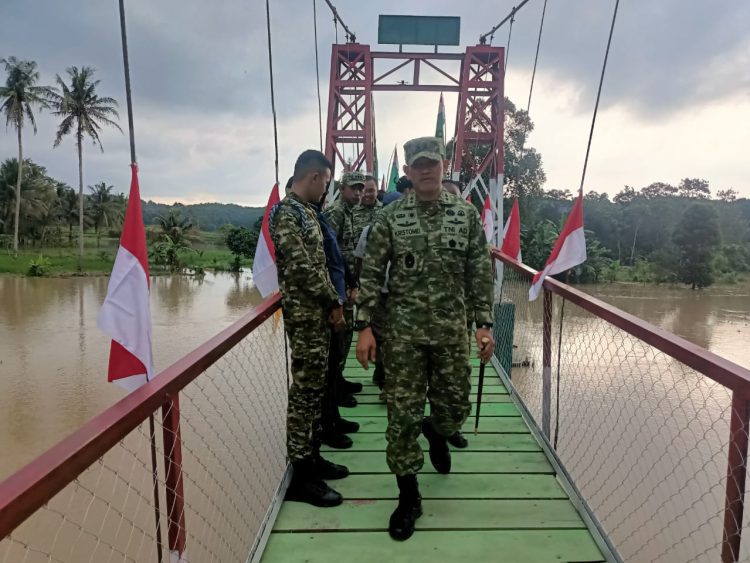 Pangdam Kristomei Sianturi Resmikan Jembatan Garuda Penghubung Dua Pekon di Pringsewu