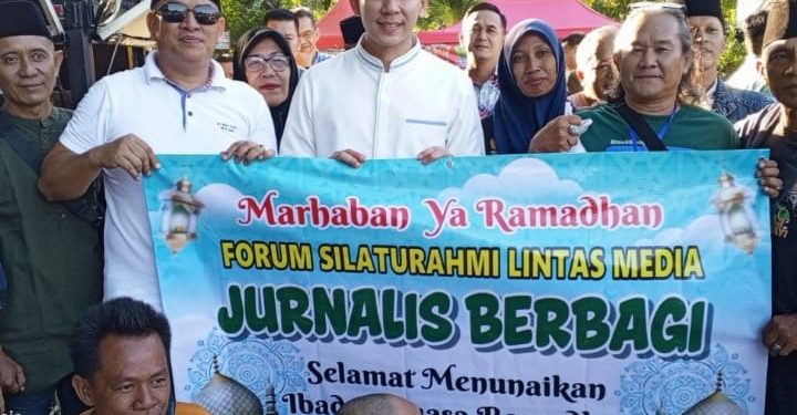 Semangat Ramadhan, Jurnalis Lampung Selatan Turun ke Jalan Bagikan Takjil