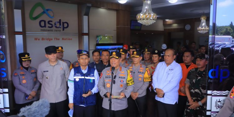 Dari Udara, Wakapolri Lihat Arus Mudik Mulai Padat di Pelabuhan Merak