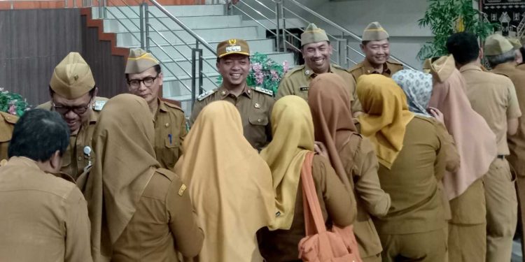 Bupati Pringsewu Serahkan Hadiah Umrah di Apel Halal Bihalal ASN