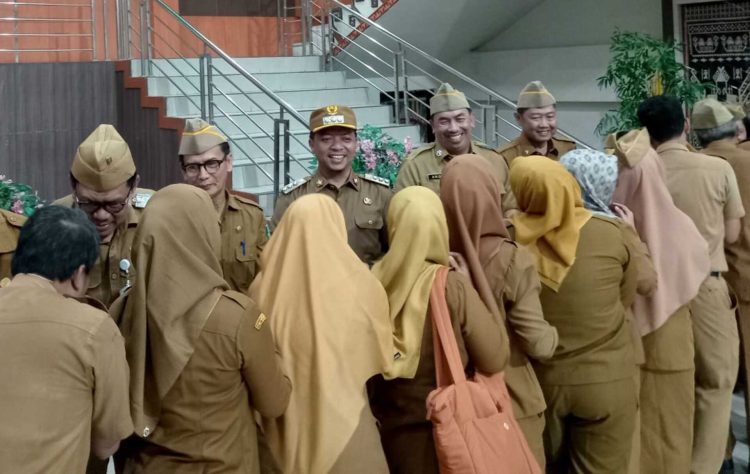 Bupati Pringsewu Serahkan Hadiah Umrah di Apel Halal Bihalal ASN