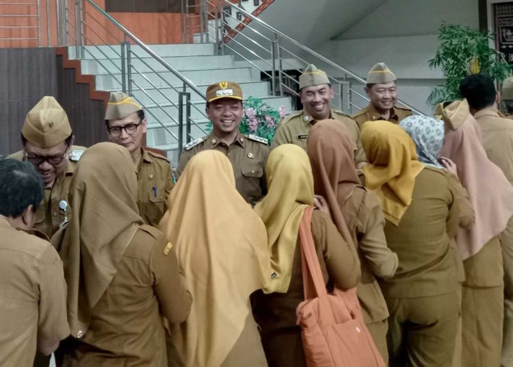 Bupati Pringsewu Serahkan Hadiah Umrah di Apel Halal Bihalal ASN