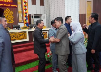 Hadiri Paripurna Ranperda Pesantren, Bupati Pringsewu Rayakan Ultah dengan Potong Tumpeng