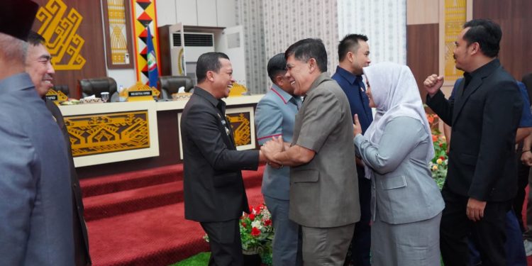 Hadiri Paripurna Ranperda Pesantren, Bupati Pringsewu Rayakan Ultah dengan Potong Tumpeng