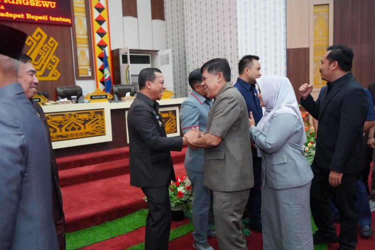 Hadiri Paripurna Ranperda Pesantren, Bupati Pringsewu Rayakan Ultah dengan Potong Tumpeng