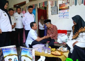 Bupati Pringsewu Serahkan Bantuan untuk Keluarga PMI Almarhum Dedi