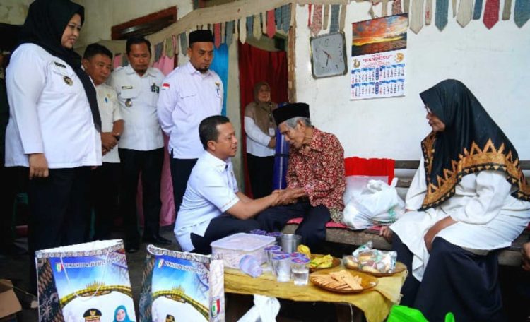 Bupati Pringsewu Serahkan Bantuan untuk Keluarga PMI Almarhum Dedi