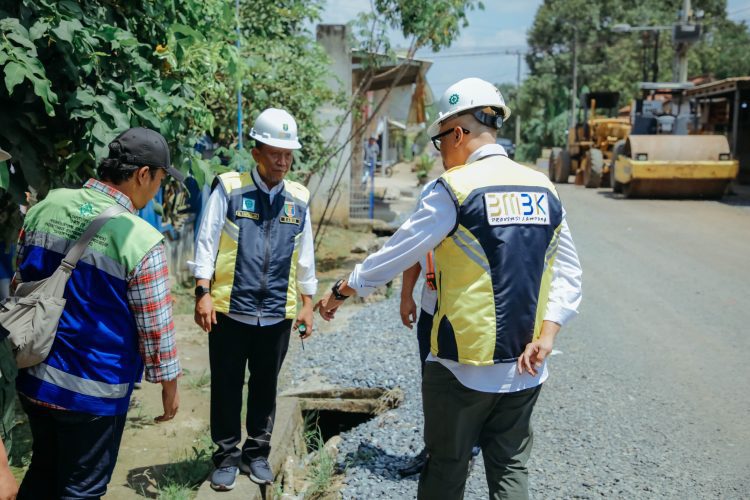 Jalan Wates–Metro Diperbaiki, Gubernur Lampung Soroti Drainase dan Beban Kendaraan Berat