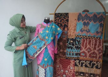Suami Bertugas di Perbatasan, Istri Prajurit TNI Yonif 143 Gaungkan Semangat Kartini Masa Kini Lewat Tapis