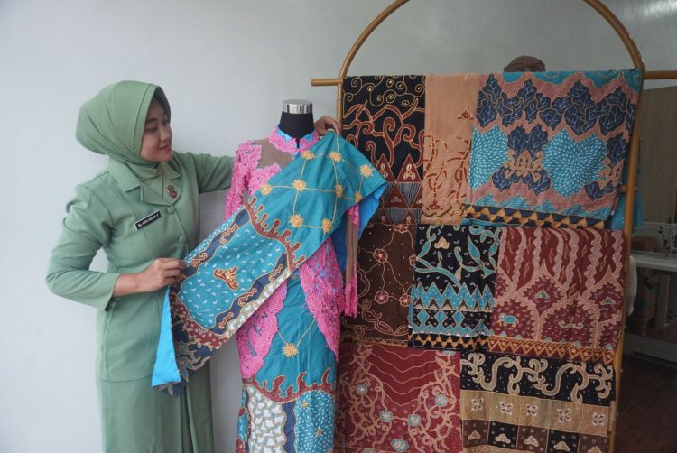 Suami Bertugas di Perbatasan, Istri Prajurit TNI Yonif 143 Gaungkan Semangat Kartini Masa Kini Lewat Tapis