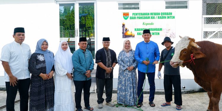Kodam XXI/Radin Inten Tebar 21 Hewan Kurban, Pangdam Kristomei Perkuat Kedekatan TNI dan Masyarakat Lampung-Bengkulu