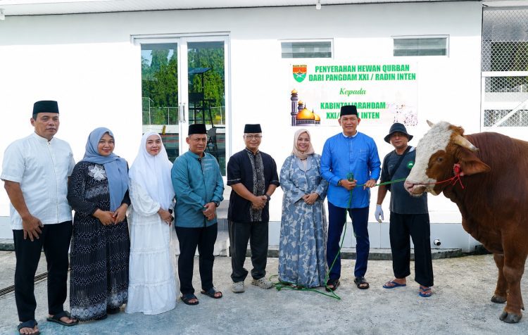 Kodam XXI/Radin Inten Tebar 21 Hewan Kurban, Pangdam Kristomei Perkuat Kedekatan TNI dan Masyarakat Lampung-Bengkulu