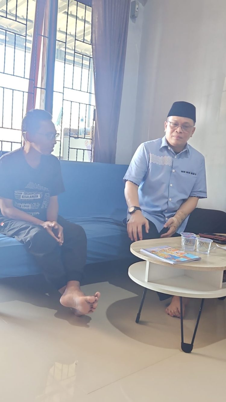 Irjen Pol Helmy Santika Jenguk Jurnalis Tri Purna Jaya, Hadirkan Semangat Kesembuhan Lewat Lagu “Teman Sejati”