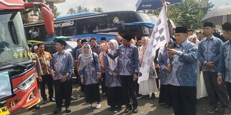 Tangis Haru Keluarga Warnai Pelepasan Jamaah Haji Tanggamus