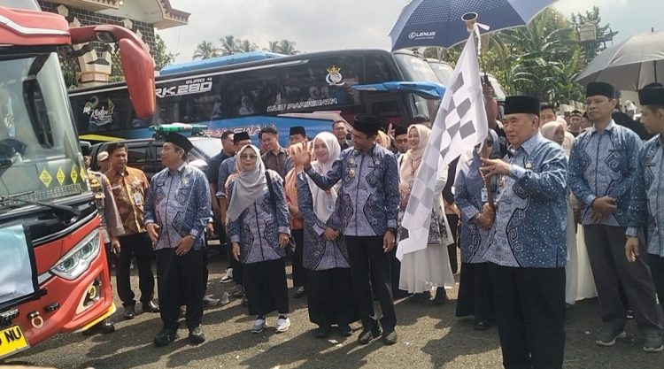 Tangis Haru Keluarga Warnai Pelepasan Jamaah Haji Tanggamus