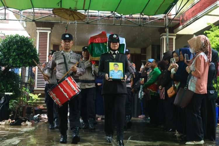 Tangis Iringi Pemakaman Kedinasan Bripka Anumerta Arya Supena
