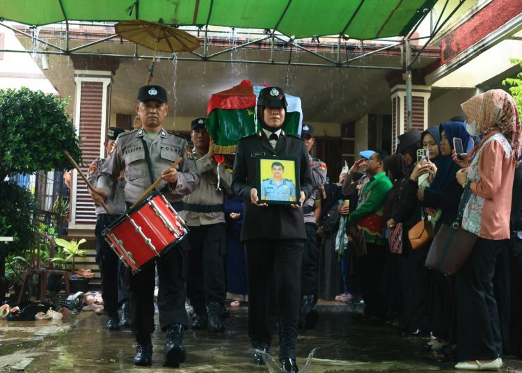 Tangis Iringi Pemakaman Kedinasan Bripka Anumerta Arya Supena