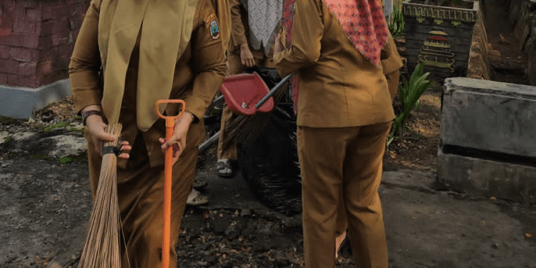 Program GERTAK Helau Terus Digalakkan, Pegawai DPRD Lamsel Kompak Bersih-Bersih Kantor