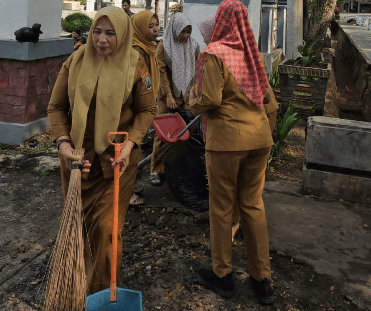 Program GERTAK Helau Terus Digalakkan, Pegawai DPRD Lamsel Kompak Bersih-Bersih Kantor